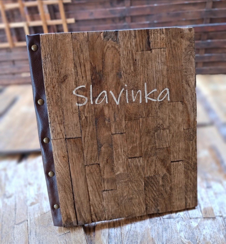 Drveni jelovnik s natpisom lokala Slavinka